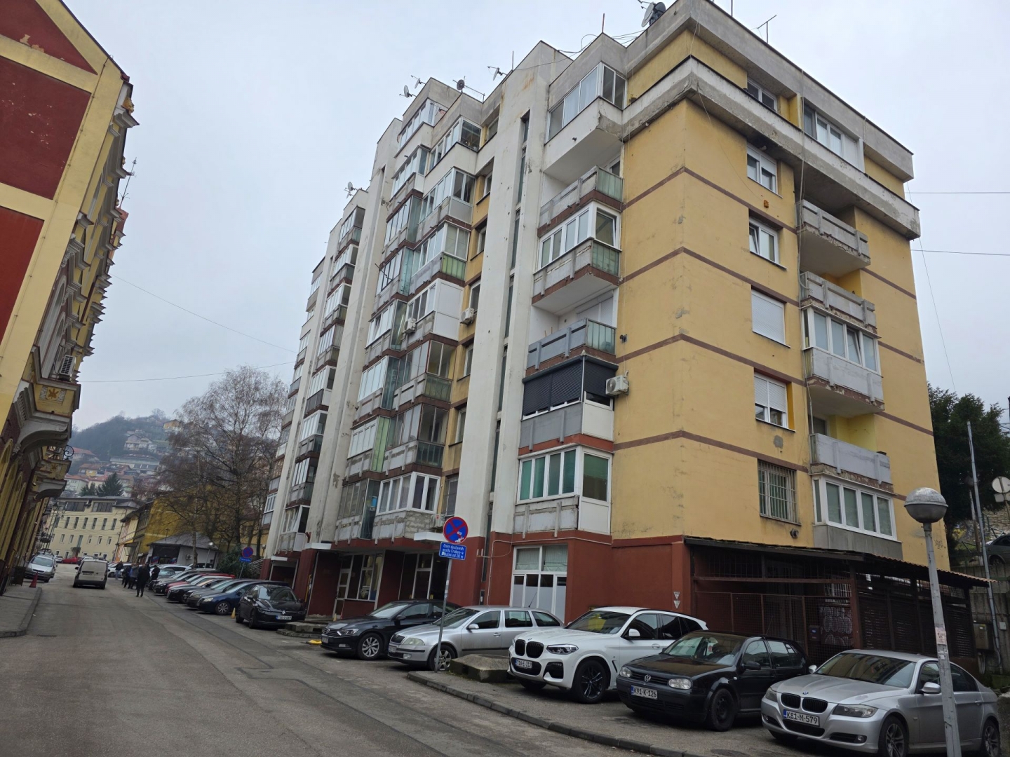 Stari Grad, Franjevačka, 71(80)m2, četverosoban, IX sprat, lift, etažno plinsko grijanje, namješten, 500.000KM.