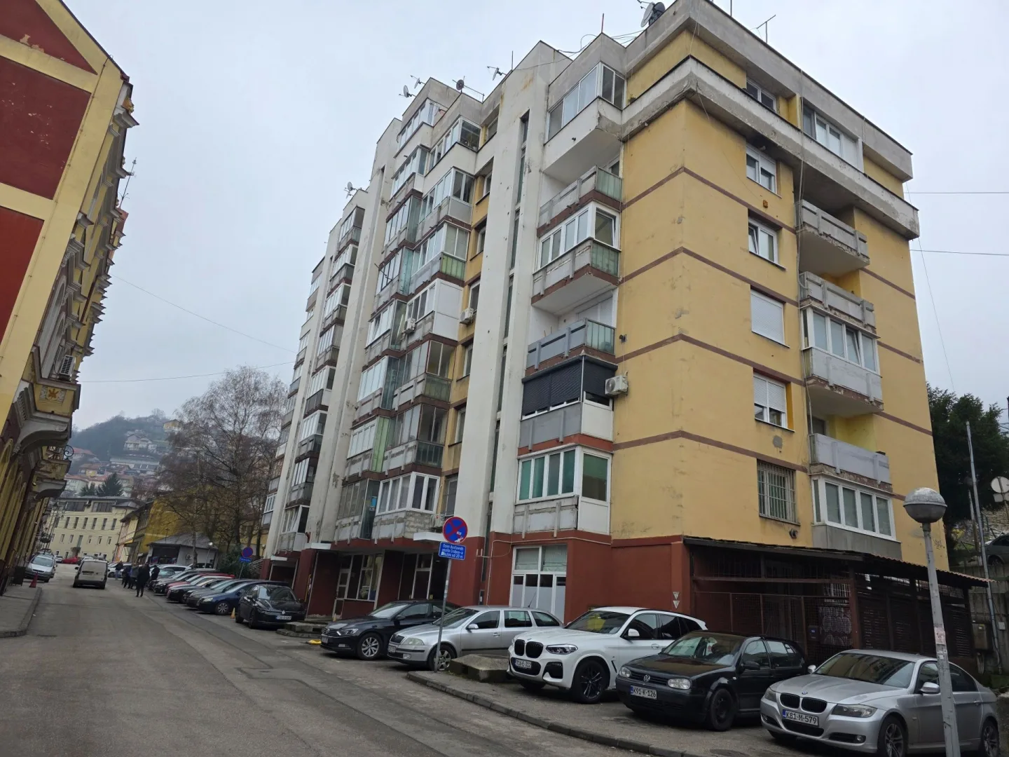 Stari Grad, Franjevačka, 71(80)m2, četverosoban, IX sprat, lift, etažno plinsko grijanje, namješten, 500.000KM.