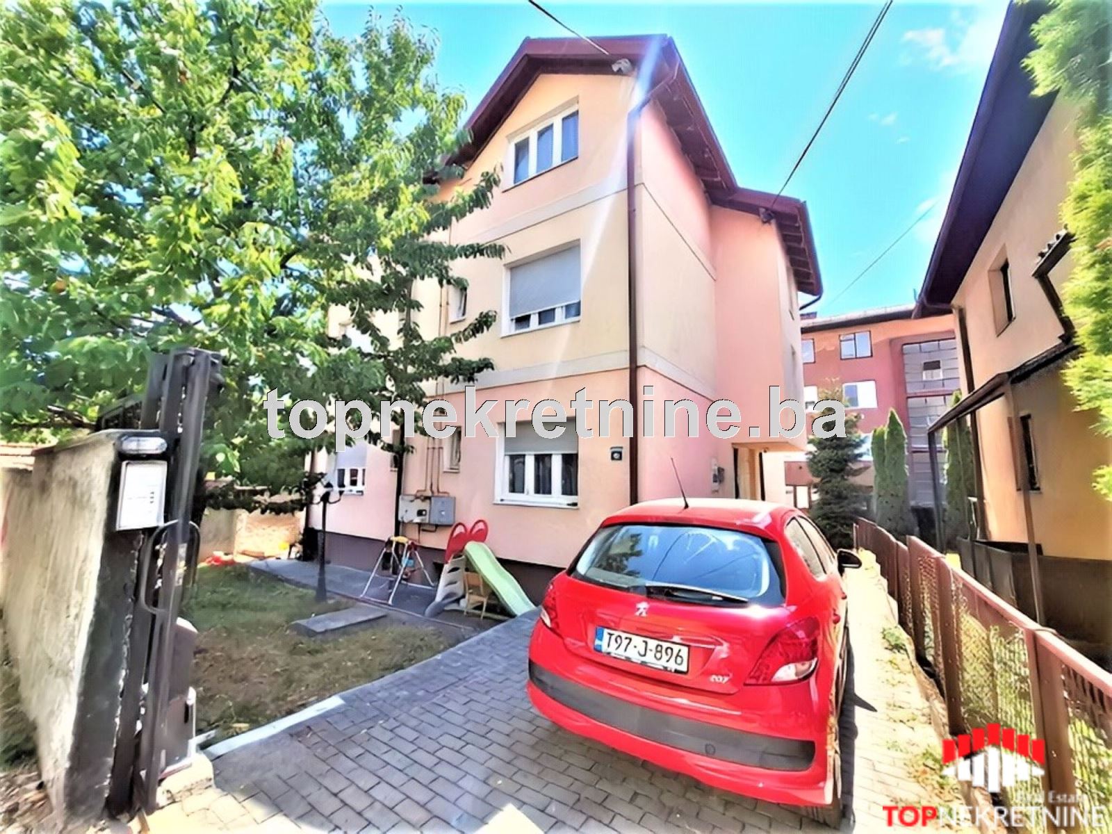 Centar, Mehmeda Šakira Kurtčehajića, 90m2, II sprat, namješten, sa balkonom i garažom.