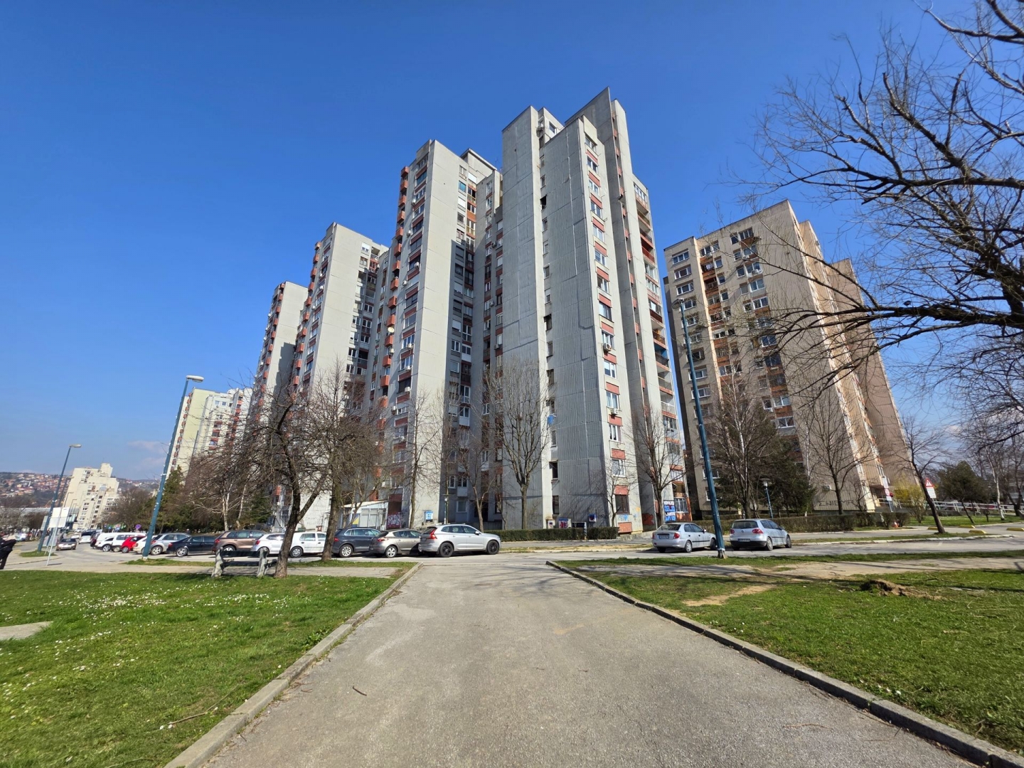 Alipašino, Bosanska, 27m2, garsonijera, VI sprat, centralno gradsko grijanje, 135.000KM.