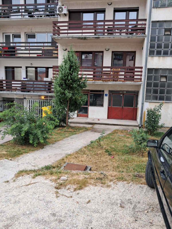 Istočno Sarajevo, Cara Lazara, 105m2, trosoban, I sprat.