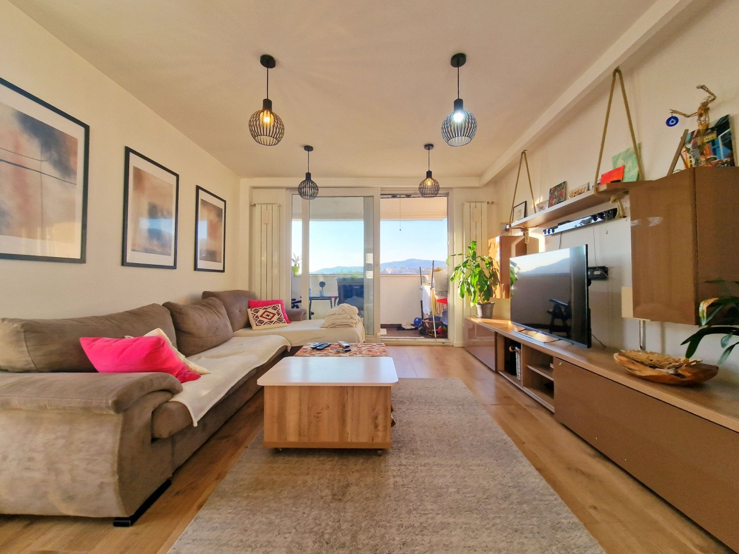 Drvenija, Hamdije Kreševljakovića, 96m2 + balkon 6m2, četverosoban, XIV sprat, renoviran, namješten, centralno gradsko grijanje, klima, po dogovoru.