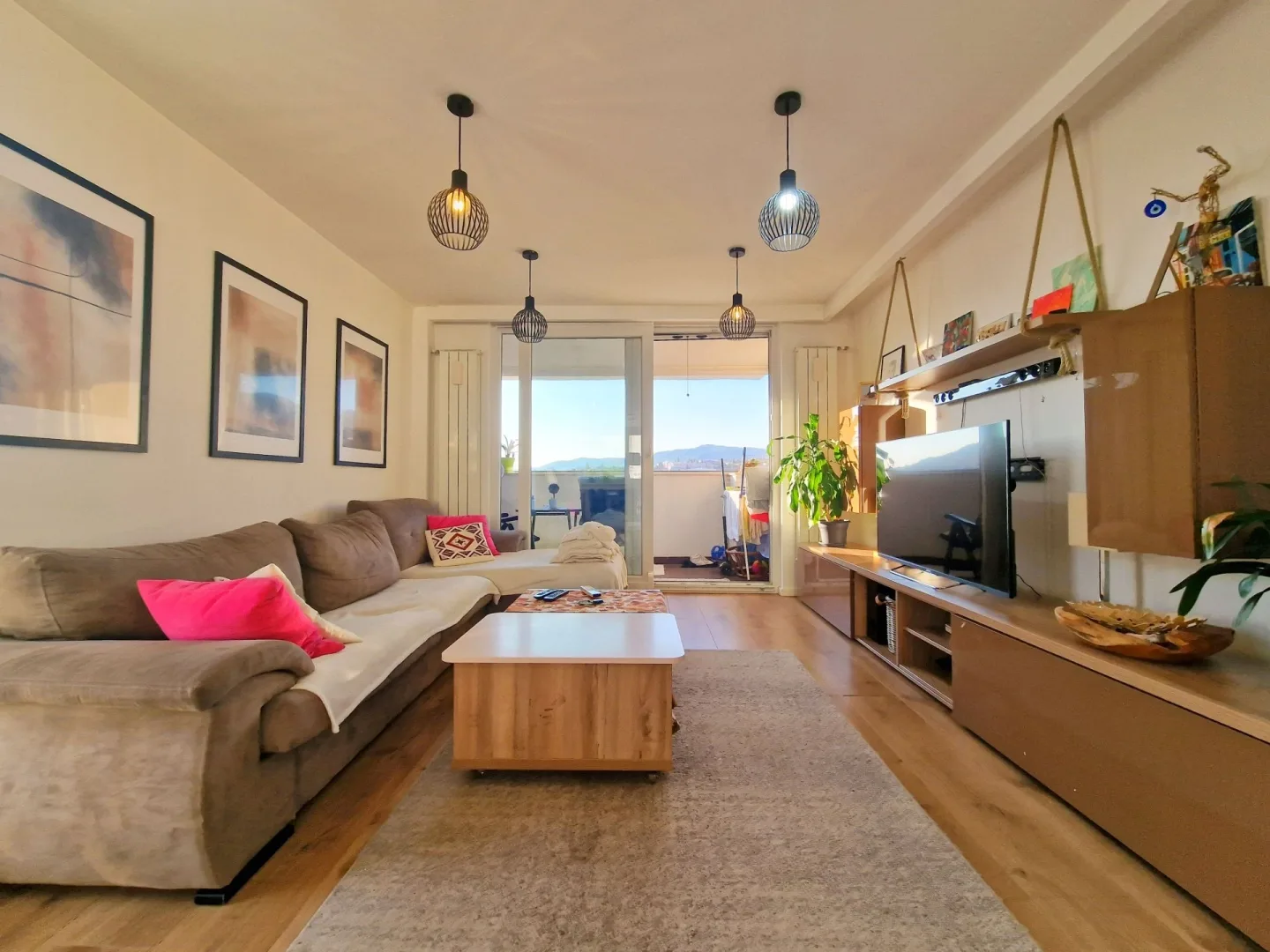 Drvenija, Hamdije Kreševljakovića, 96m2 + balkon 6m2, četverosoban, XIV sprat, renoviran, namješten, centralno gradsko grijanje, klima, po dogovoru.