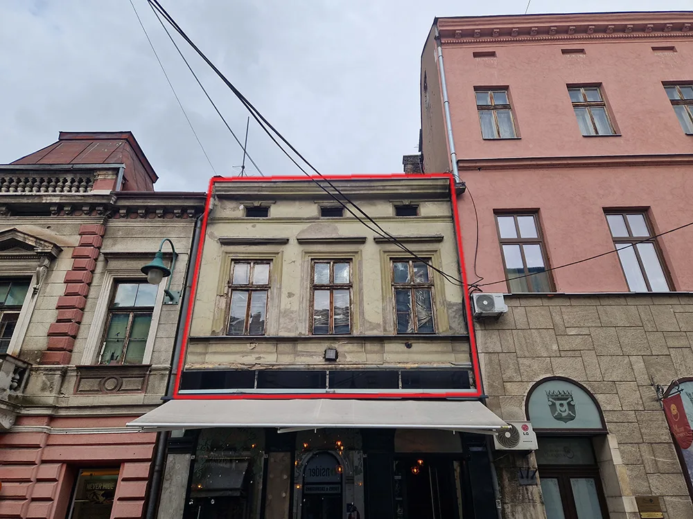 Baščaršija, Aščiluk, podrum, sprat, potkrovlje, manja okućnica kao pristup kući, u tlocrtu objekat cca 70m2, potrebno renoviranje, poslovni prostor u prizemlju nacionalizovan (korisnik općina Stari Grad), cijena po dogovoru. Zvati radnim danima od 8 do 13
