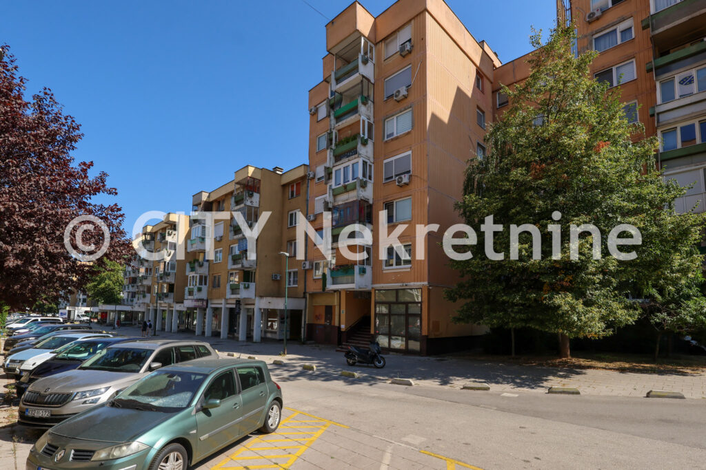Alipašino, C faza, Trg nezavisnosti, 72m2, trosoban, visoko prizemlje.