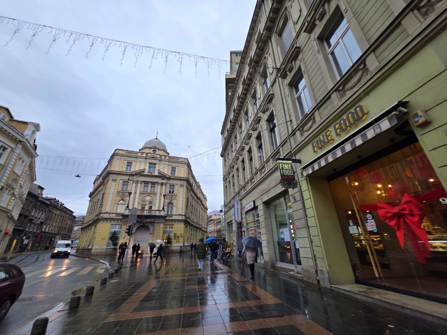 Centar, kod Vječne vatre, 44(60)m2, dvosoban, IV sprat, grijanje na struju i plin, 350.000KM.