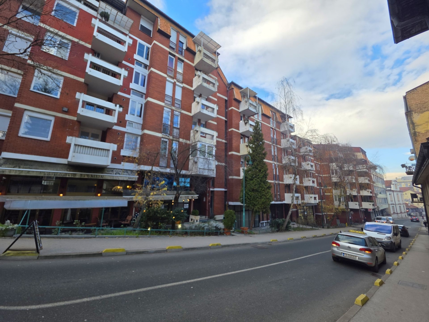 Centar, Čobanija, 146(160)m2, petosoban, III sprat, renoviran, garaža, luksuzan, centralno gradsko grijanje, blinda, cijena po dogovoru.