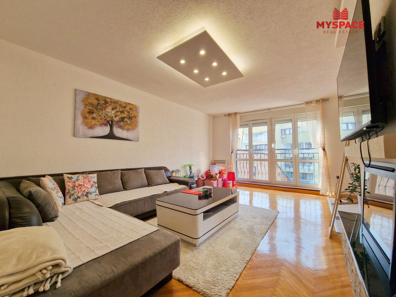 Stari Grad, Muse Ćazima Ćatića, 66m2, trosoban, IV sprat, renoviran, namješten, etažno plinsko grijanje, blinda vrata, 358.000KM.