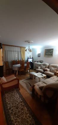 U mirnom delu Mladenovca prodaje se opremljena lux kuća od 290m2, na tri nivoa, izgradjena 2005. godine, sa 6 ari placa.