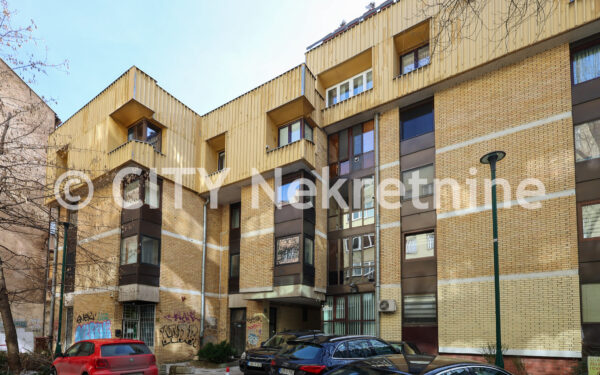 Centar, Mis Irbina, 117m2, četverosoban, III (posljednji) sprat, bez lifta.