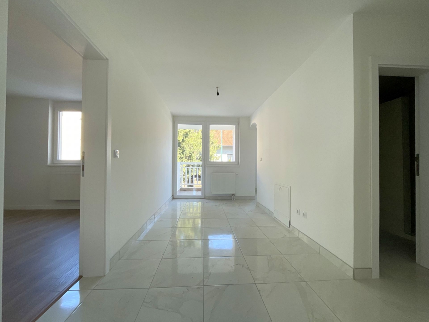 Otes, Fadila Hadžića, 60m2, dvosoban, I sprat, renoviran, etažno plinsko grijanje, blinda vrata, podrum, 211.000KM.