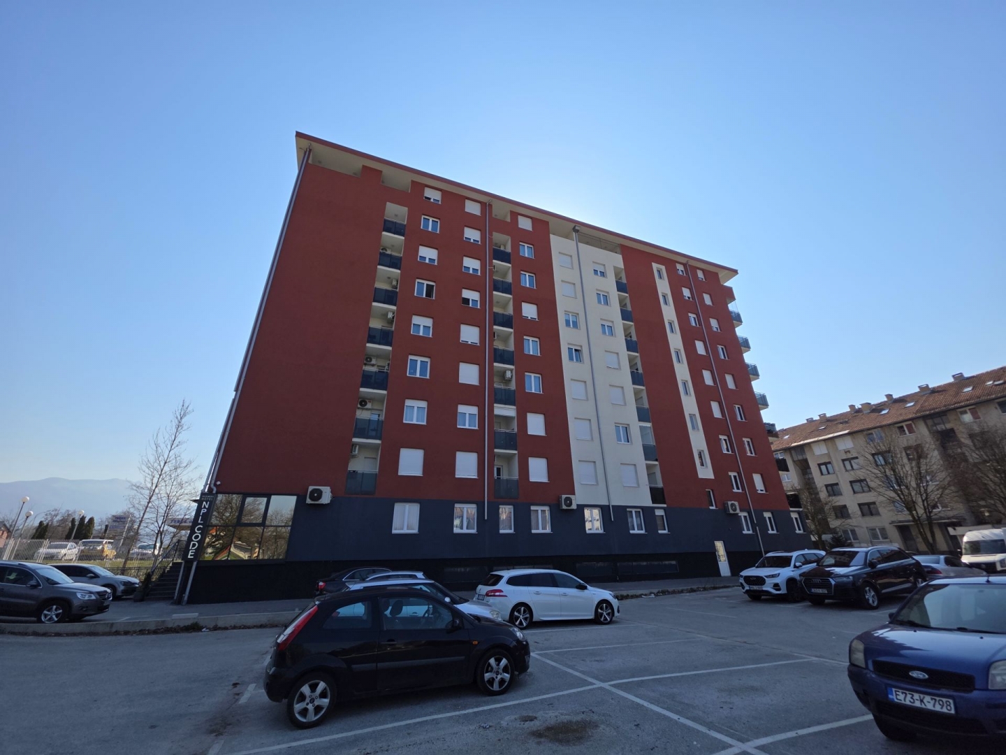 Istočno Sarajevo, Ive Andrića, 39m2, dvosoban, V sprat, novogradnja, namješten, etažno plinsko grijanje, klima, blinda, 160.000KM.