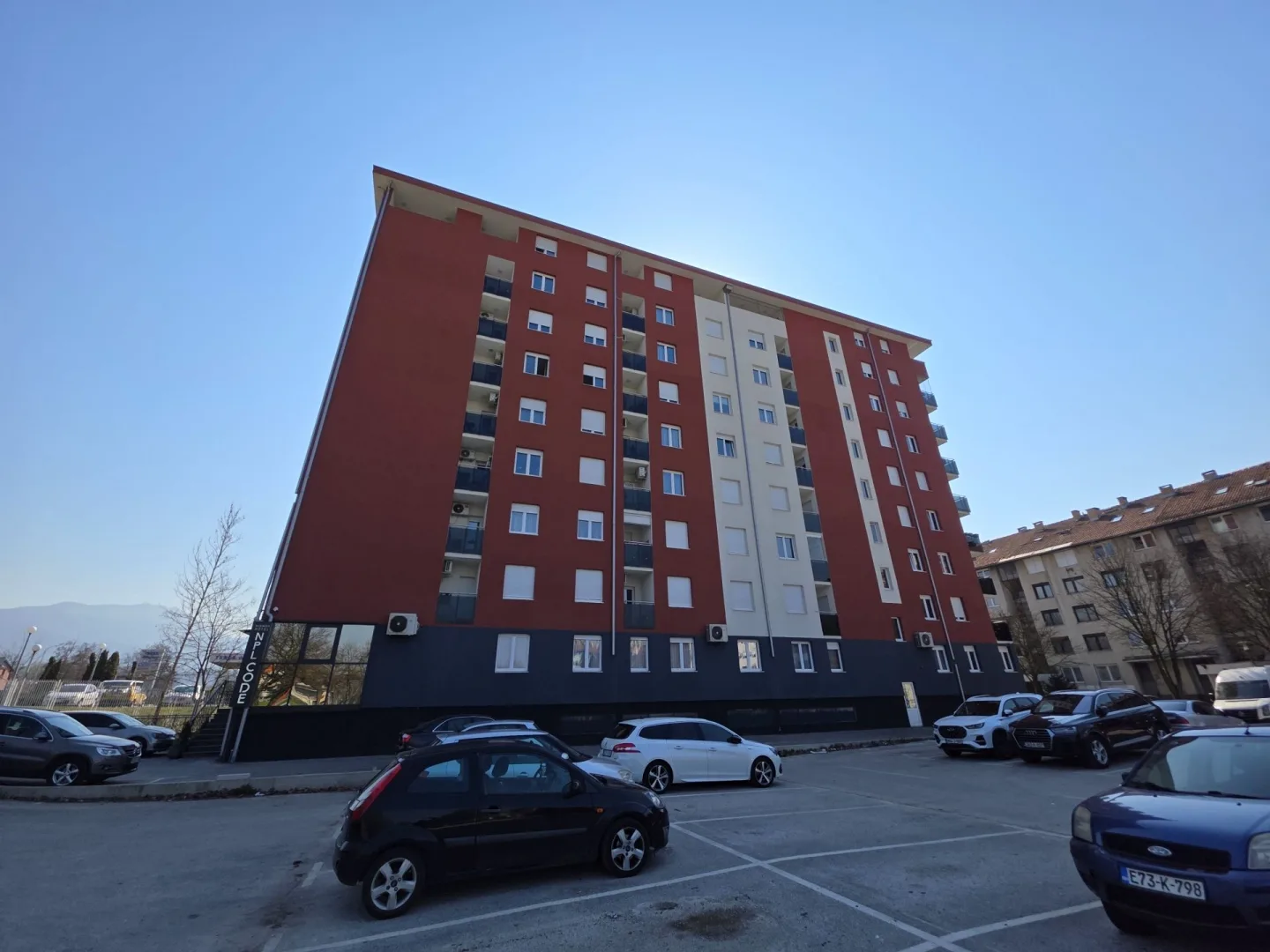 Istočno Sarajevo, Ive Andrića, 39m2, dvosoban, V sprat, novogradnja, namješten, etažno plinsko grijanje, klima, blinda, 160.000KM.