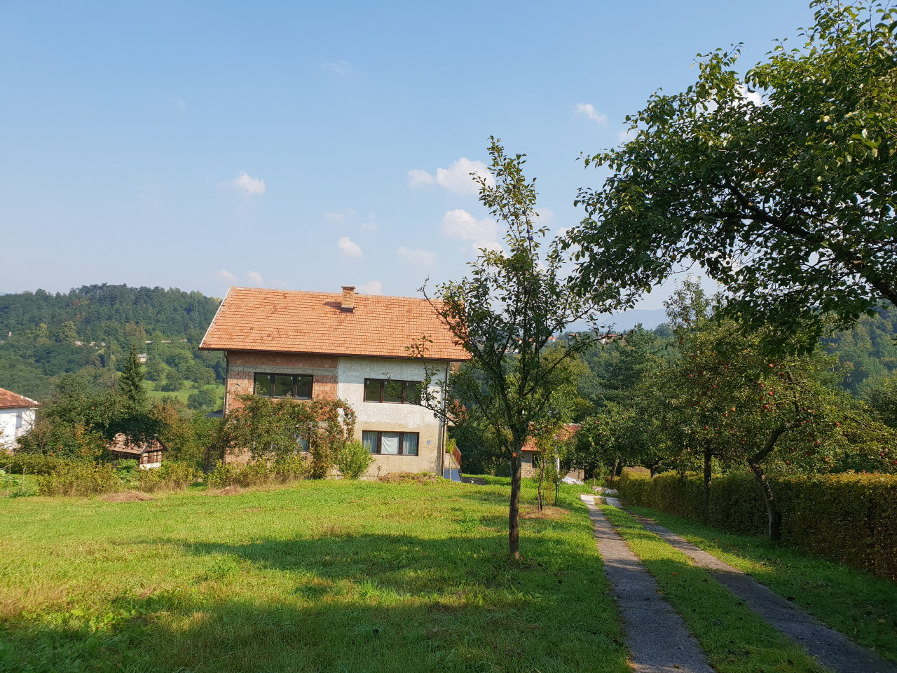 Kuća u Istočnom Sarajevu (Donji Miljevići) od 150m2, na placu od 1.778m2, prodajem ili mijenjam Prnjavora (BiH) ili širu okolinu Beograda. Uknjiženo, useljivo, asfaltni put, struja, telefon, gradski vodovod, zelenilo, voće... Kuća useljiva, podrum i prize