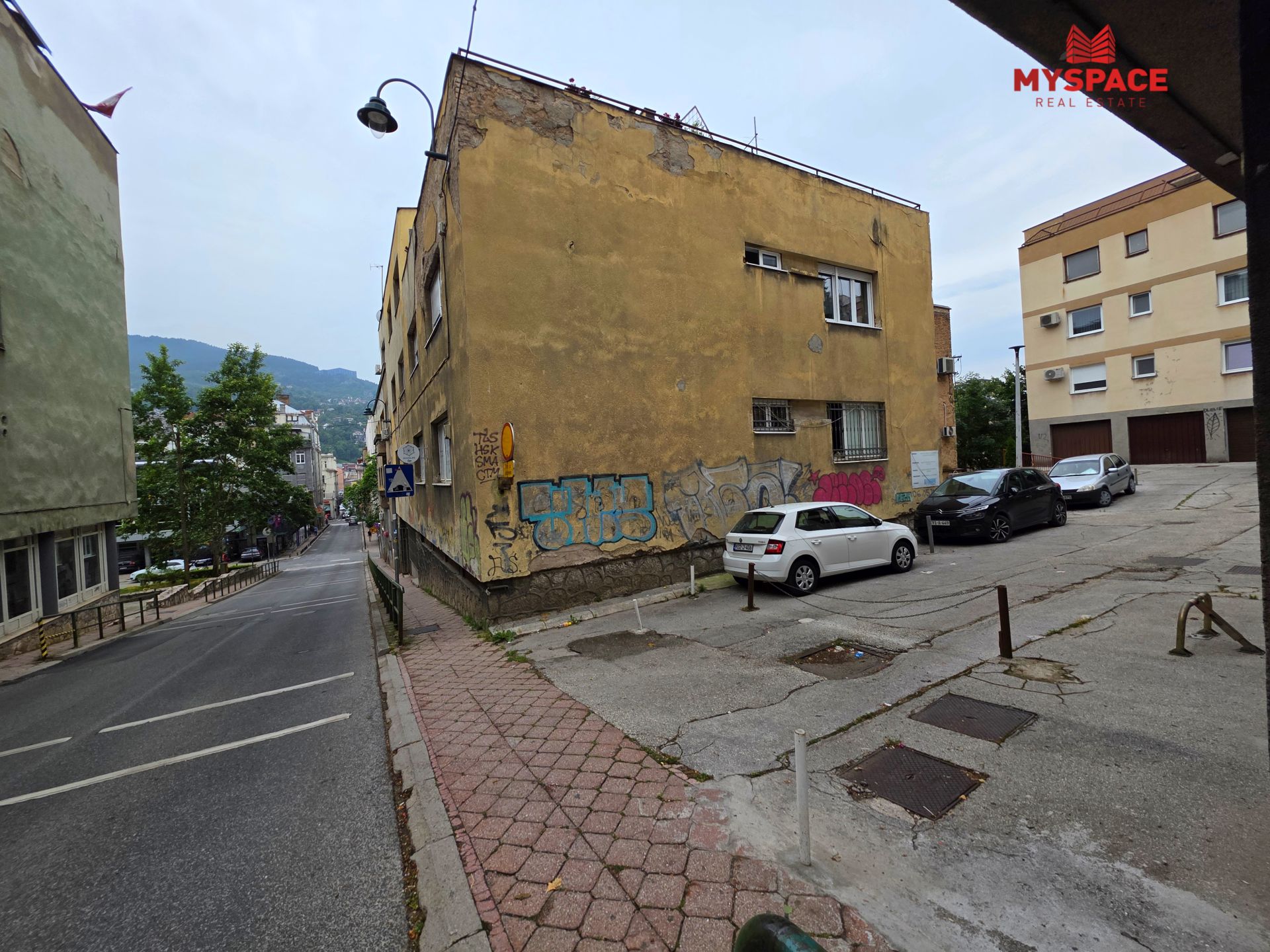 Centar, Dalmatinska, 44(85)m2, trosoban, III sprat, renoviran, grijanje i hlađenje na toplotne pumpe, blinda, parking mjesto, 415.000KM.