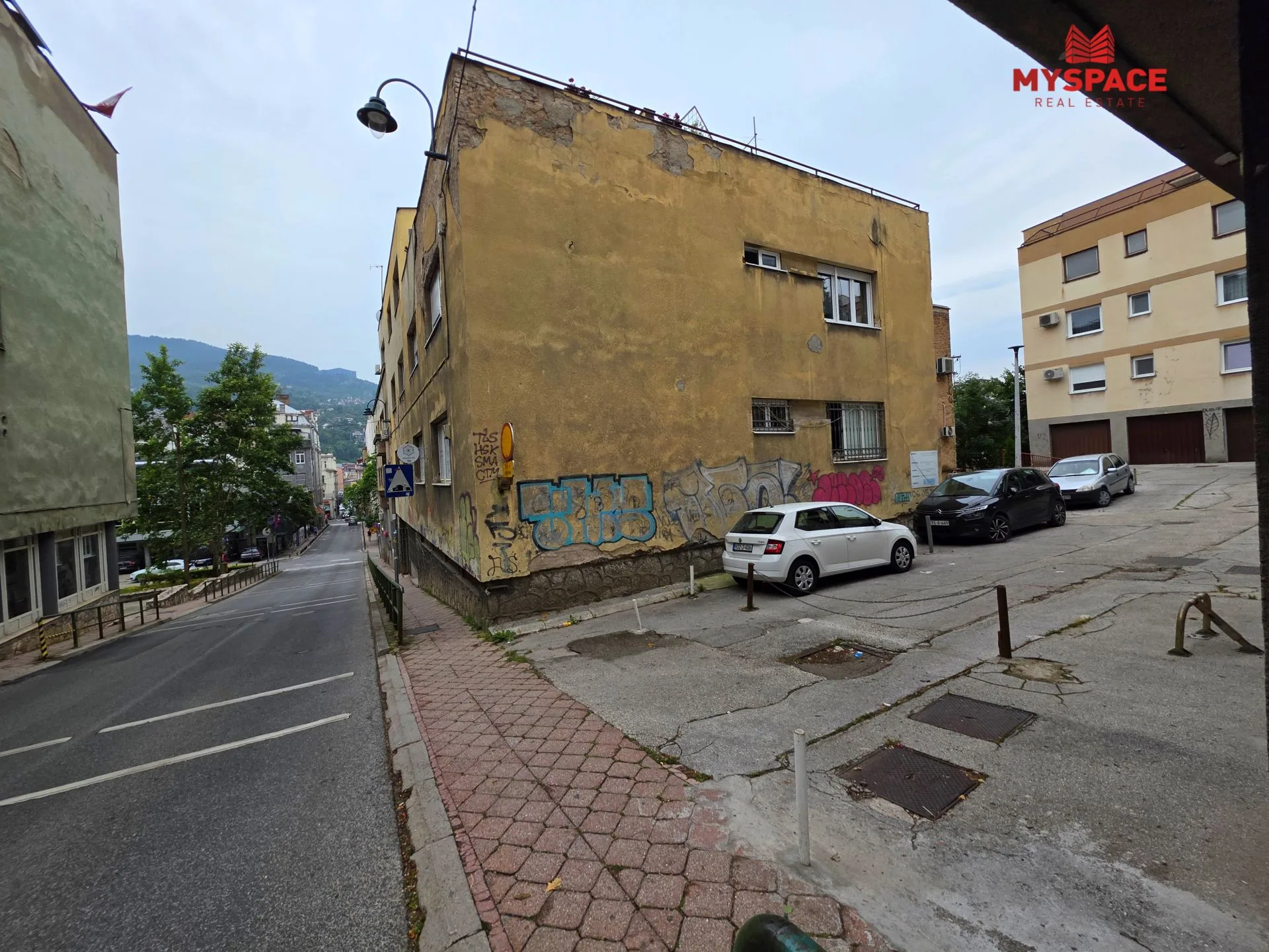 Centar, Dalmatinska, 44(85)m2, trosoban, III sprat, renoviran, grijanje i hlađenje na toplotne pumpe, blinda, parking mjesto, 415.000KM.