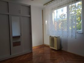 Centar, strogi, Hadži-Idrizova, 75m2, trosoban, III sprat, 3 balkona, izuzetno komforan, sjever-jug, sunčan, plinsko grijanje, djelimično renoviran.