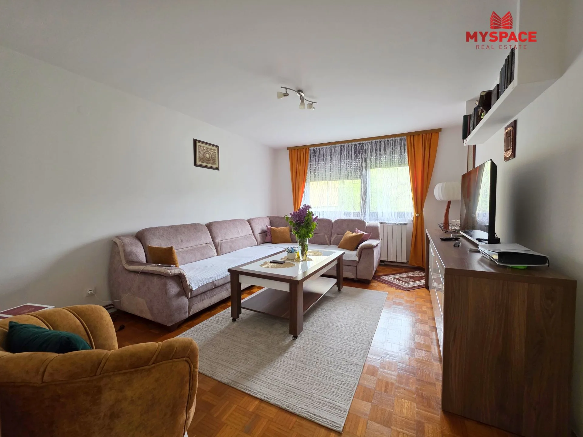 Vogošća, Tome Mendeša, 56(58)m2, trosoban, visoko prizemlje, polunamješten, blinda, grijanje na pelet i plin, 210.000KM.