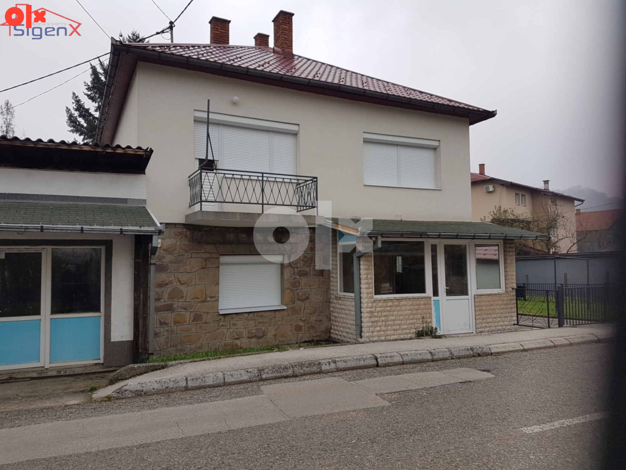 Maglaj, Bosanska. Kuća se sastoji od dvije etaže sa ukupnom stambenom površinom od 180m2 i dvorištem od 290m2. Gornji sprat je trosoban stan a donji sprat se sastoji od jednoiposobnog stana. Kuća posjeduje dva poslovna prostora površine 30m2 i 20m2. Kuća