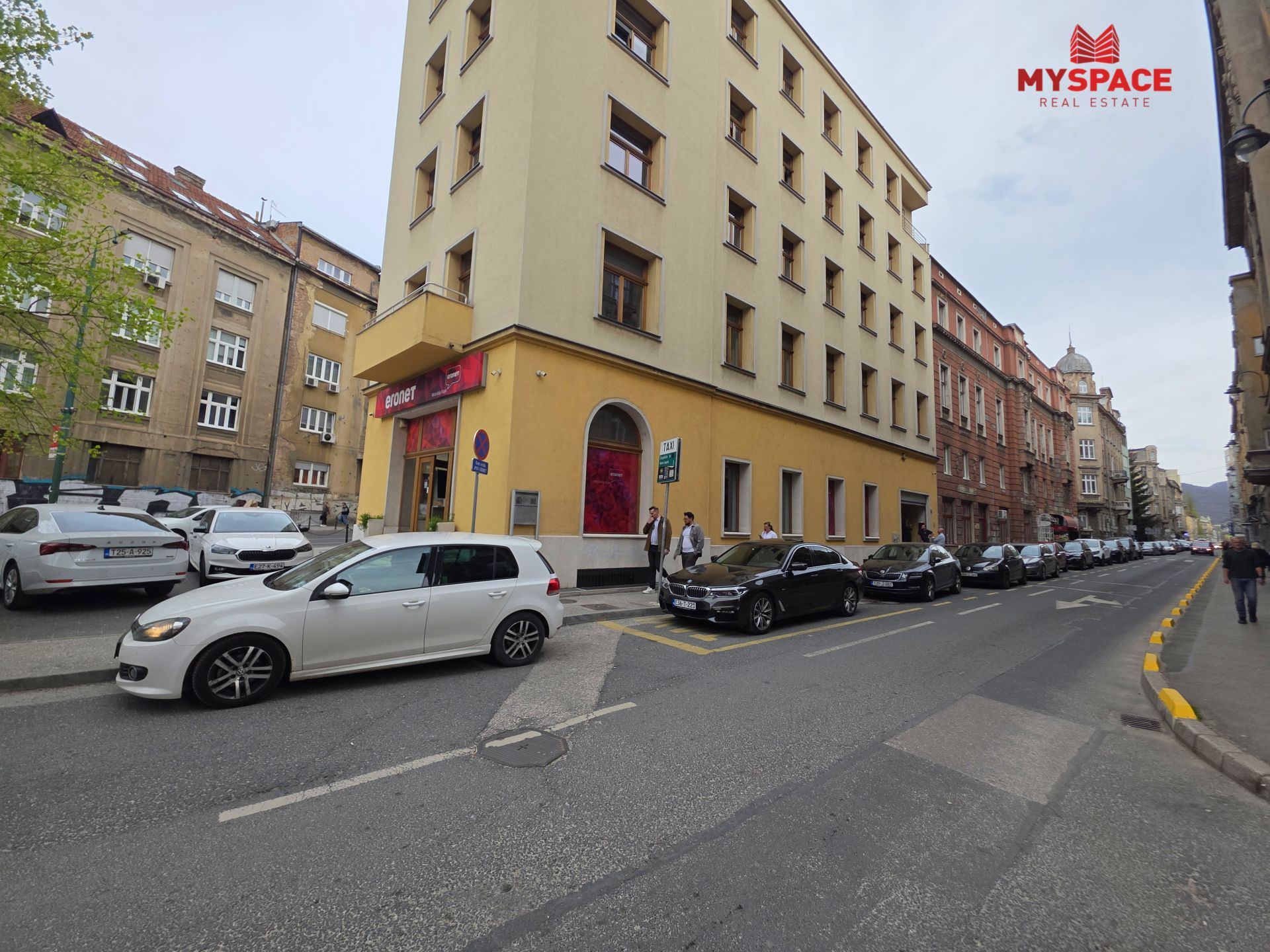 Marijin Dvor, Valtera Perića, 143m2, šestosoban, II sprat, renoviran, grijanje na struju, konvektori, cijena po dogovoru.
