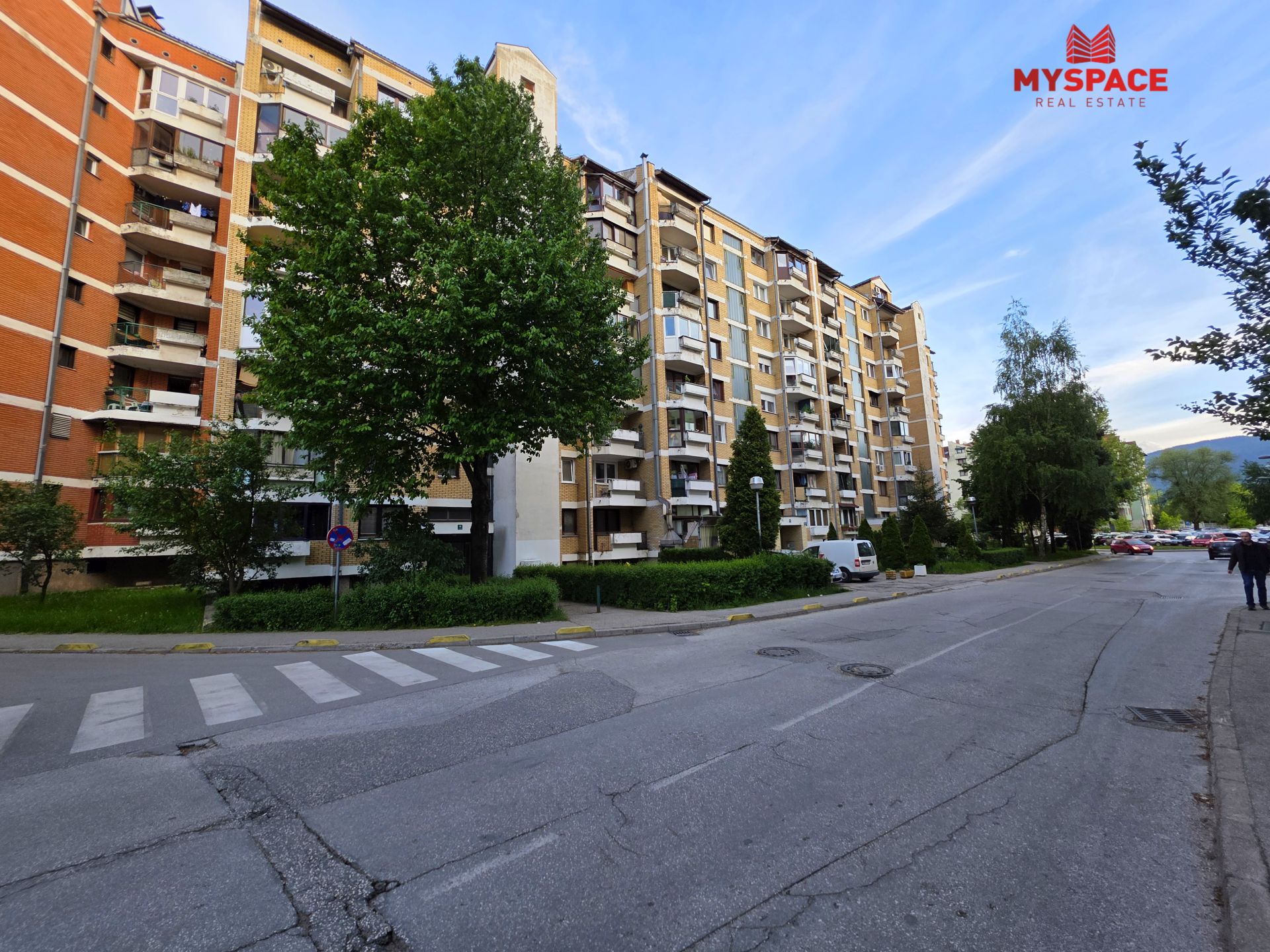 Dobrinja, Trg grada Prato, 47m2, dvosoban, III sprat, namješten, centralno gradsko grijanje, 289.000KM.