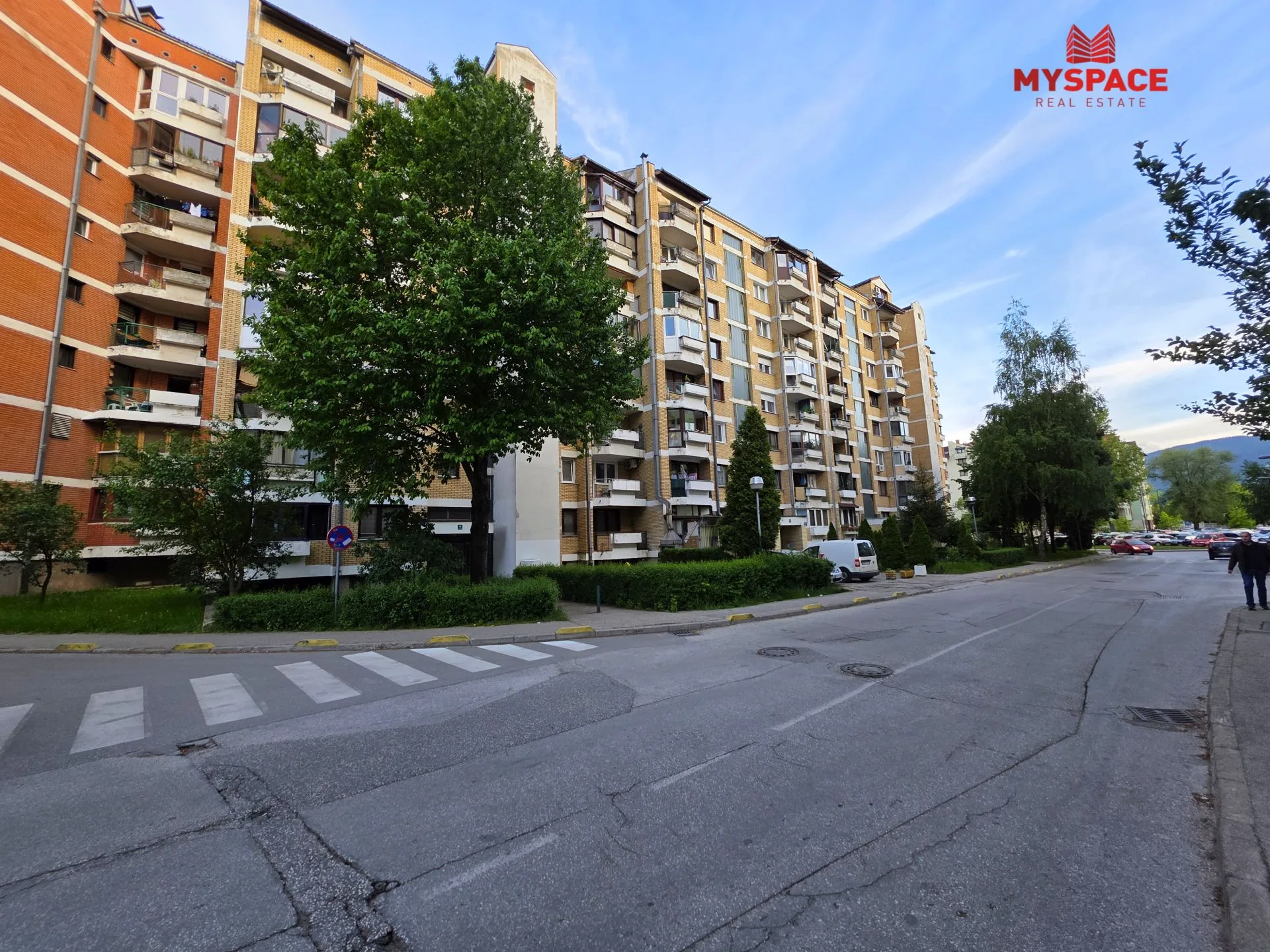 Dobrinja, Trg grada Prato, 47m2, dvosoban, III sprat, namješten, centralno gradsko grijanje, 289.000KM.