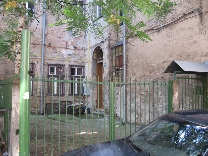 Stari Grad, Aščiluk, kod Principovog mosta, cca 190m2, podrum 40m2, parking 50m2, potrebno renoviranje, izuzetna lokacija za poslovnu namjenu.