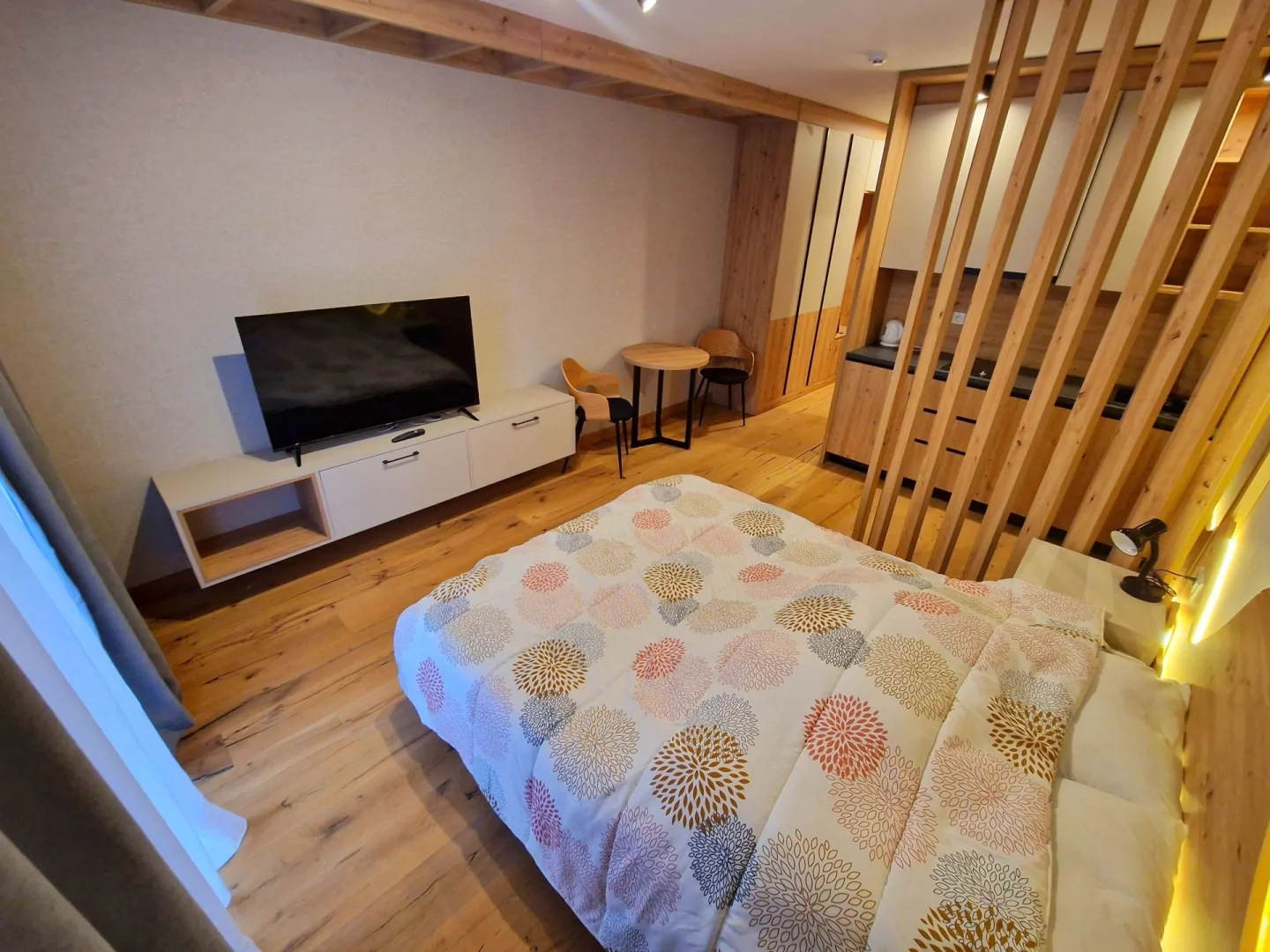 Jahorina, Olimpijska, Apart hotel Vučko, 28m2, dvosoban apartman, kompletno opremljeni, centralno grijanje, klima, blinda, cijena po dogovoru.