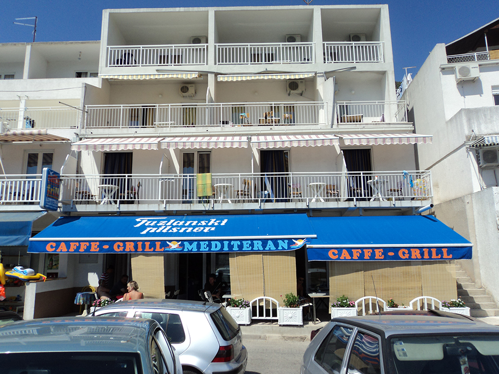 Neum, apartmani i sobe neposredno uz plažu hotela Neum, ulica Mimoza, iznajmljujem povoljno. Svaka jedinica ima balkon, kupatilo, klimu, TV, internet, hladnjak, mini kuhinju ili upotrebu kuhinje, parking, a u sklopu kuće je trgovina.