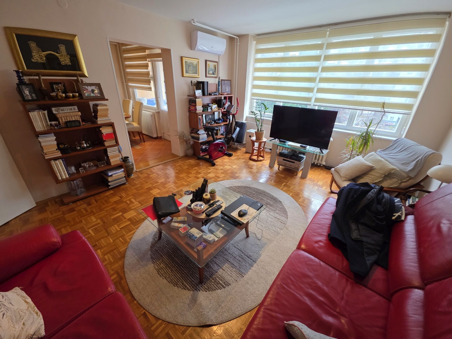 Grbavica, Aleja lipa, 75m2, trosoban, IV sprat, renoviran, centralno gradsko grijanje, klima, balkon, 415.000KM.