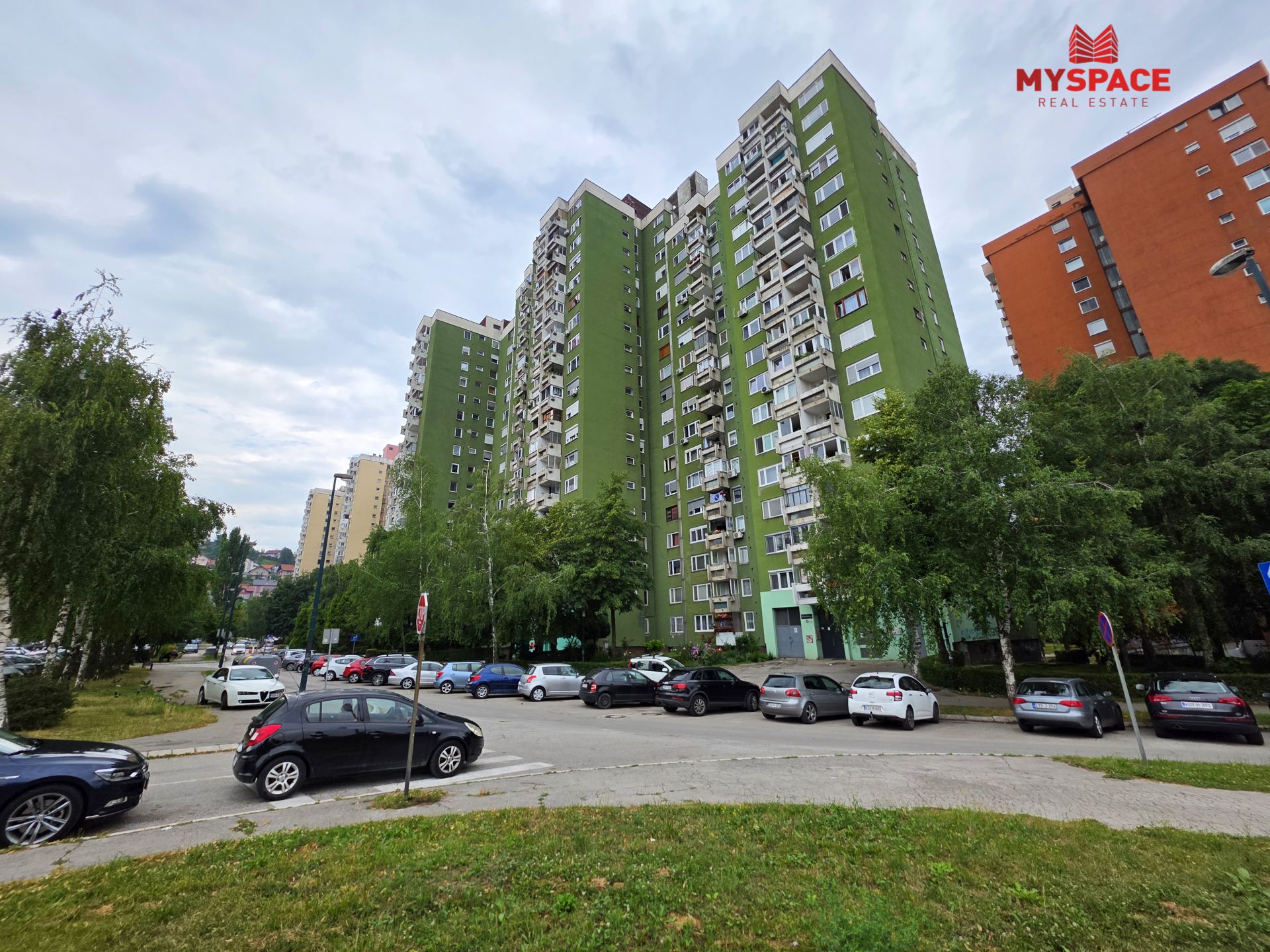 Alipašino, Geteova, 39m2, jednosoban, V sprat, renoviran, namješten, centralno gradsko grijanje, blinda, 185.000KM.
