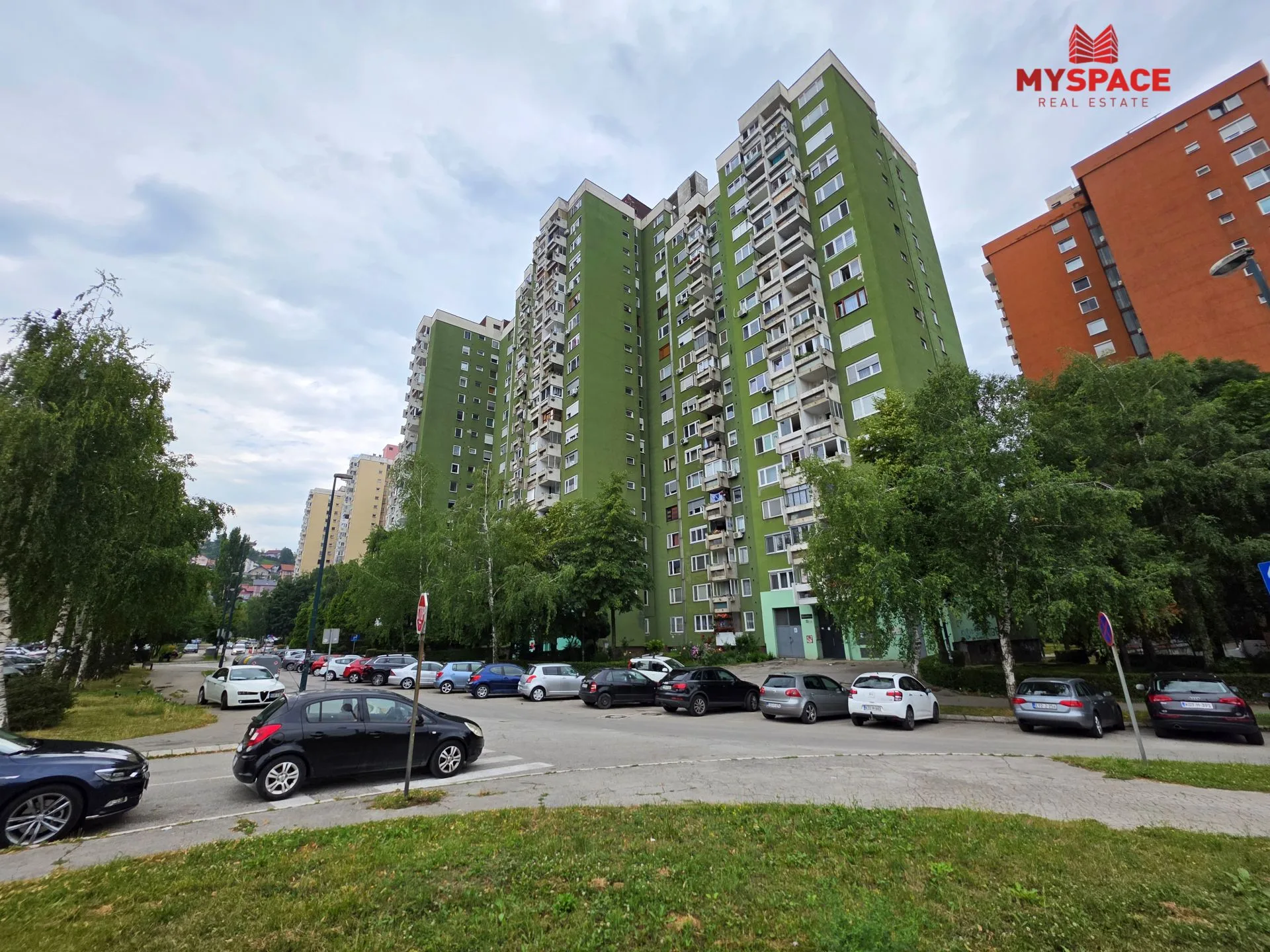 Alipašino, Geteova, 39m2, jednosoban, V sprat, renoviran, namješten, centralno gradsko grijanje, blinda, 185.000KM.