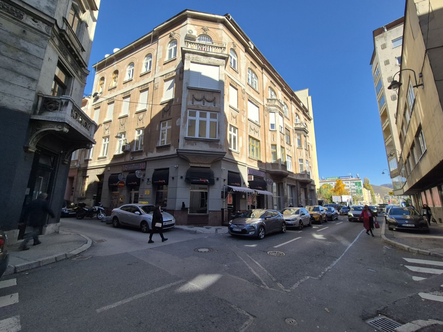 Marijin Dvor, Vrazova, 117(123)m2, četverosoban, I sprat, renoviran, novo, blinda, klima, grijanje na termo blok, 861.000KM.