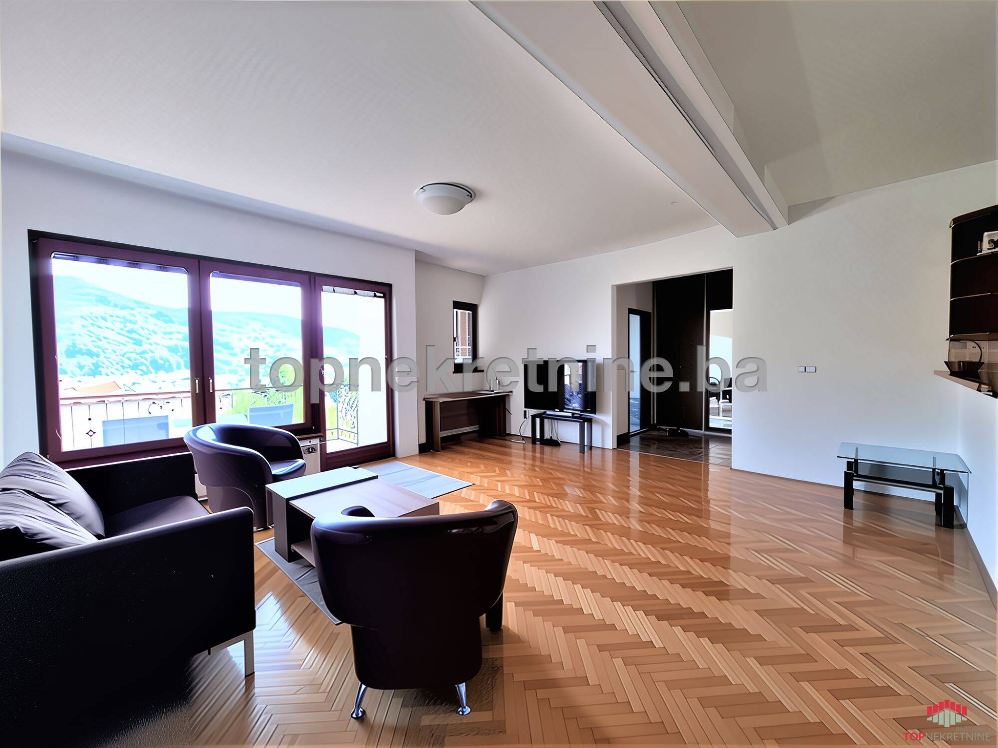 Mejtaš, Hadži-Sulejmanova, 107m2, trosoban, polunamješten, dvije spavaće sobe, dva kupatila, balkon, mogućnost iznajmljivanja garaže uz doplatu.