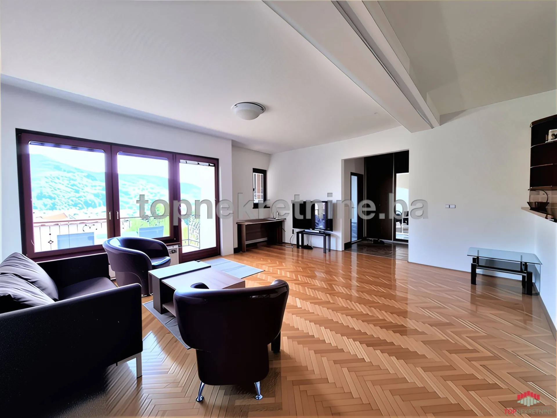 Mejtaš, Hadži-Sulejmanova, 107m2, trosoban, polunamješten, dvije spavaće sobe, dva kupatila, balkon, mogućnost iznajmljivanja garaže uz doplatu.