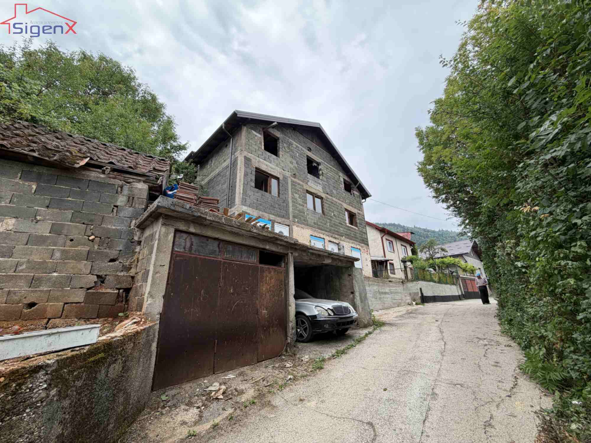 Hrasnica, cca 300m2, 3 etaže, parcela 700m2.