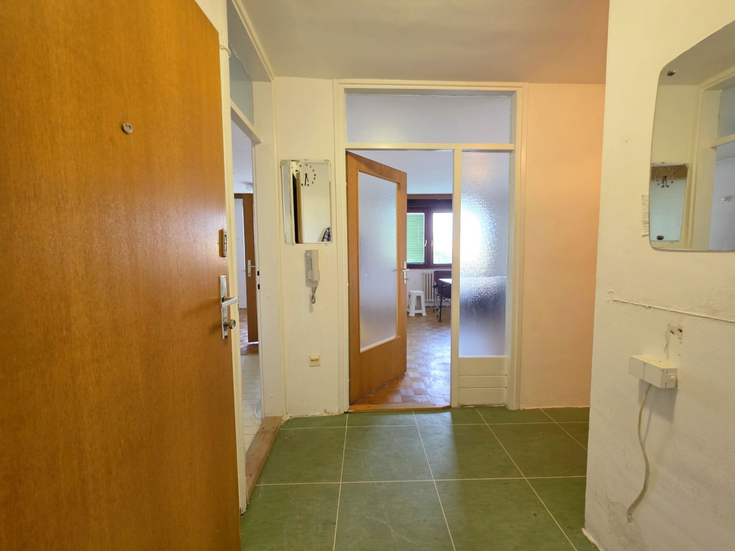 Dobrinja, Sulejmana Filipovića, 42m2, jednosoban, IV sprat, namješten, renoviran, centralno gradsko grijanje, blinda, 229.500KM.