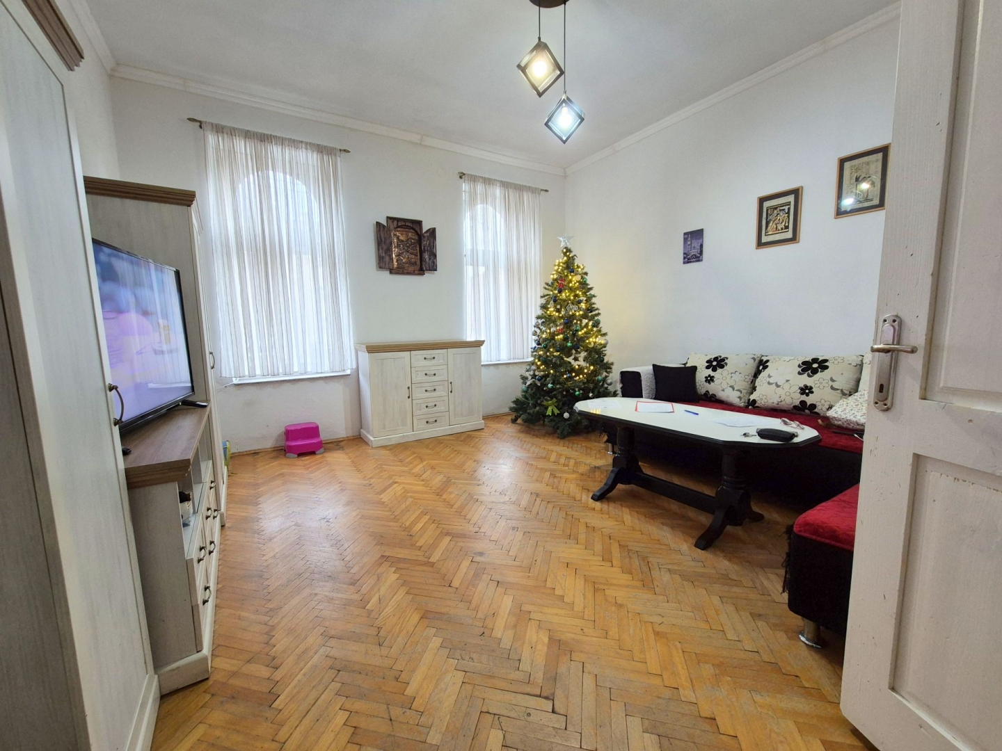 Stari Grad, Logavina, 75m2, trosoban, I sprat, grijanje na struju, 450.000KM.