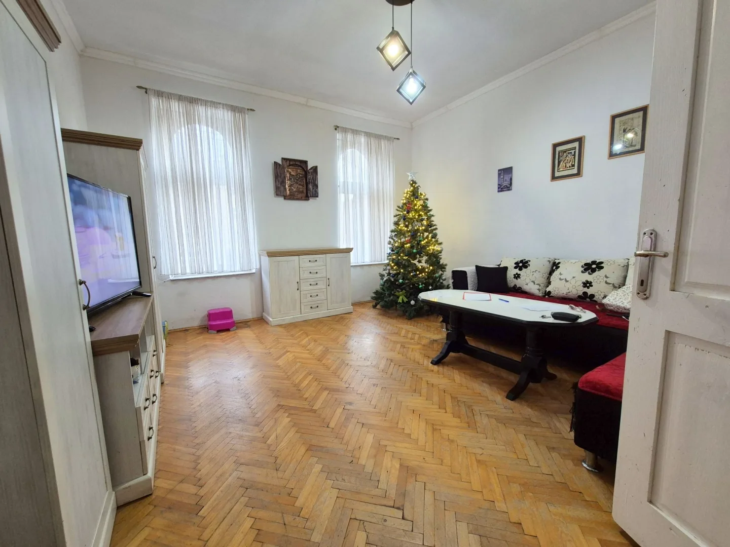 Stari Grad, Logavina, 75m2, trosoban, I sprat, grijanje na struju, 450.000KM.