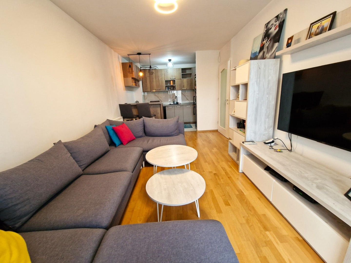 Miljacka, Džemala Bijedića, 56m2, XIV sprat, novogradnja, lift, balkon, namješten, centralno gradsko grijanje, garaža, 295.000KM.