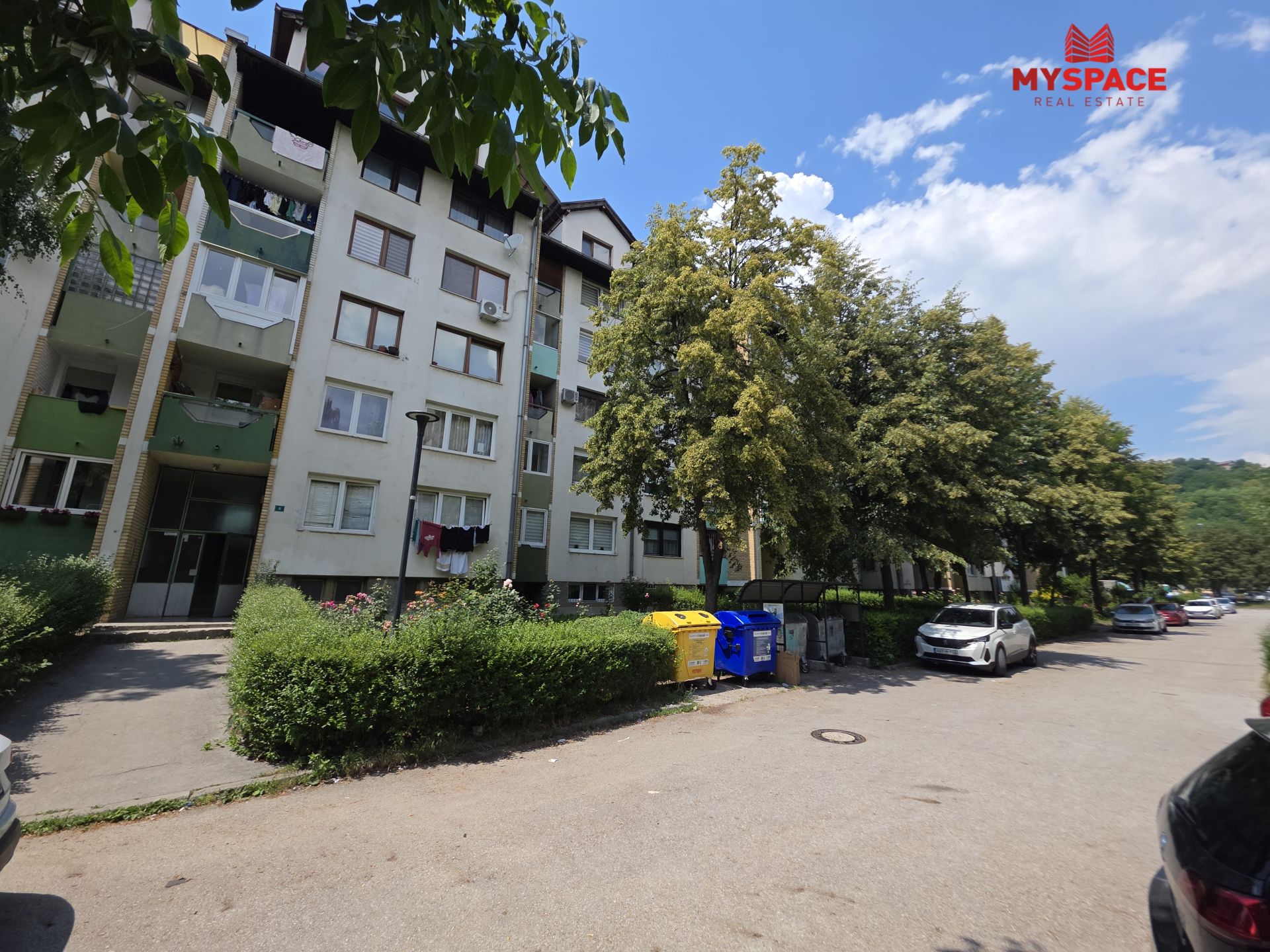 Dobrinja, Gandijeva, 63m2, trosoban, suteren, renoviran, centralno gradsko grijanje, 209.500KM.