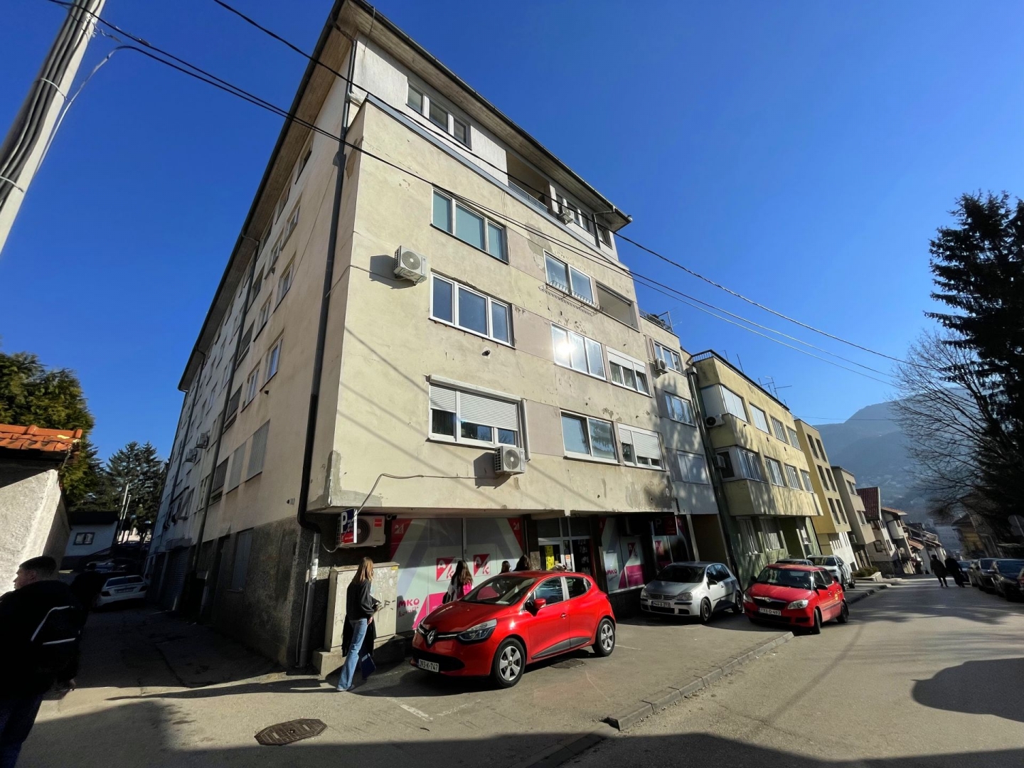 Stari Grad, Logavina, 81m2, četverosoban, II sprat, etažno plinsko grijanje, blinda vrata, balkon, renoviran, 480.000KM.