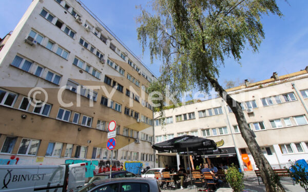 Centar, Branilaca Sarajeva, 82m2, trosoban, I sprat, bez lifta, registrovan kao poslovni prostor.