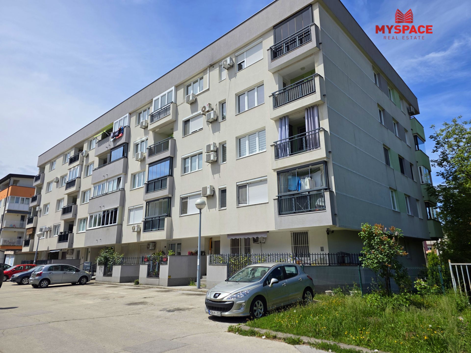 Dobrinja C5, Habibe Stočević, 42m2, dvosoban, prizemlje, novogradnja, namješten, etažno plinsko grijanje, blinda, klima, 290.000KM.