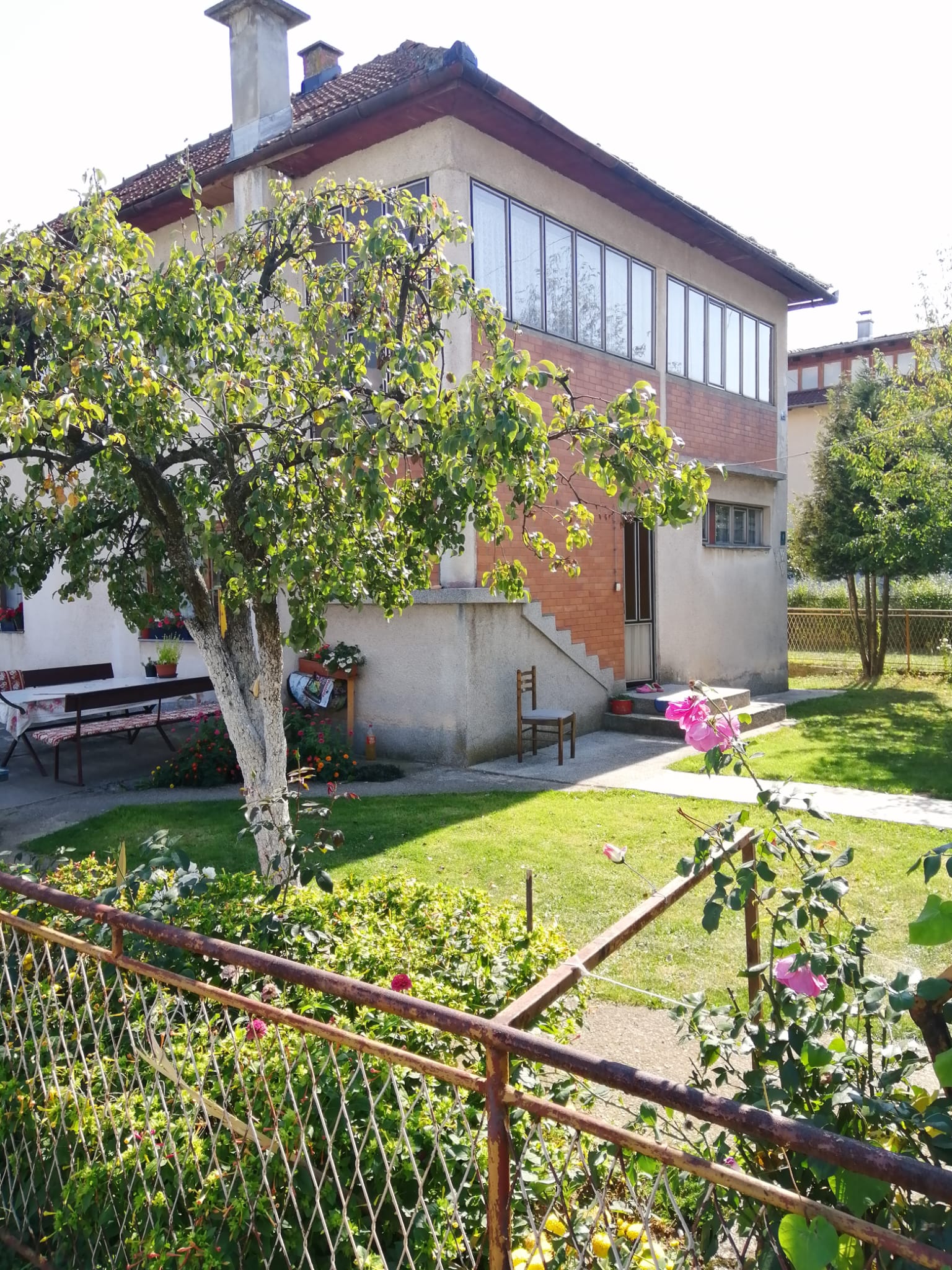 Doglodi, pr+s, 160m2 + poslovni prostor 70m2, sa dva ulaza, na parceli 1.000m2, uknjiženo, preko puta stadiona.