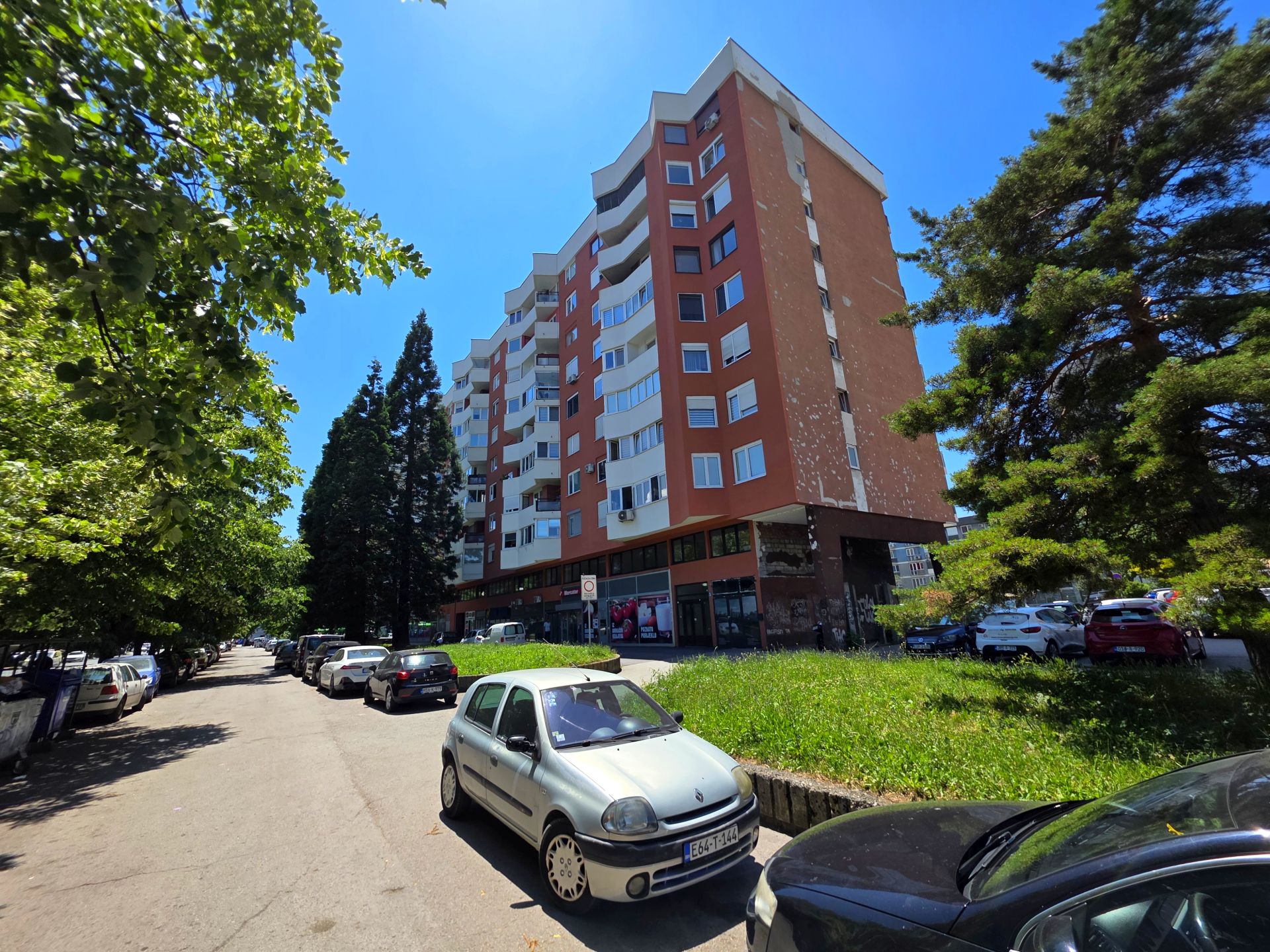 Grbavica, Loris, Topal Osman-paše, 78(80)m2, trosoban, VII sprat, renoviran, namješten, centralno gradsko grijanje, klima, blinda, 597.000KM