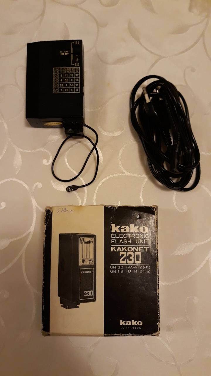 Blic za klasični (analogni) fotoaparat Kako, Made in Japan, rad na 220V ili baterije (2x1.5V), sa kablovima, ispravan, 40KM.