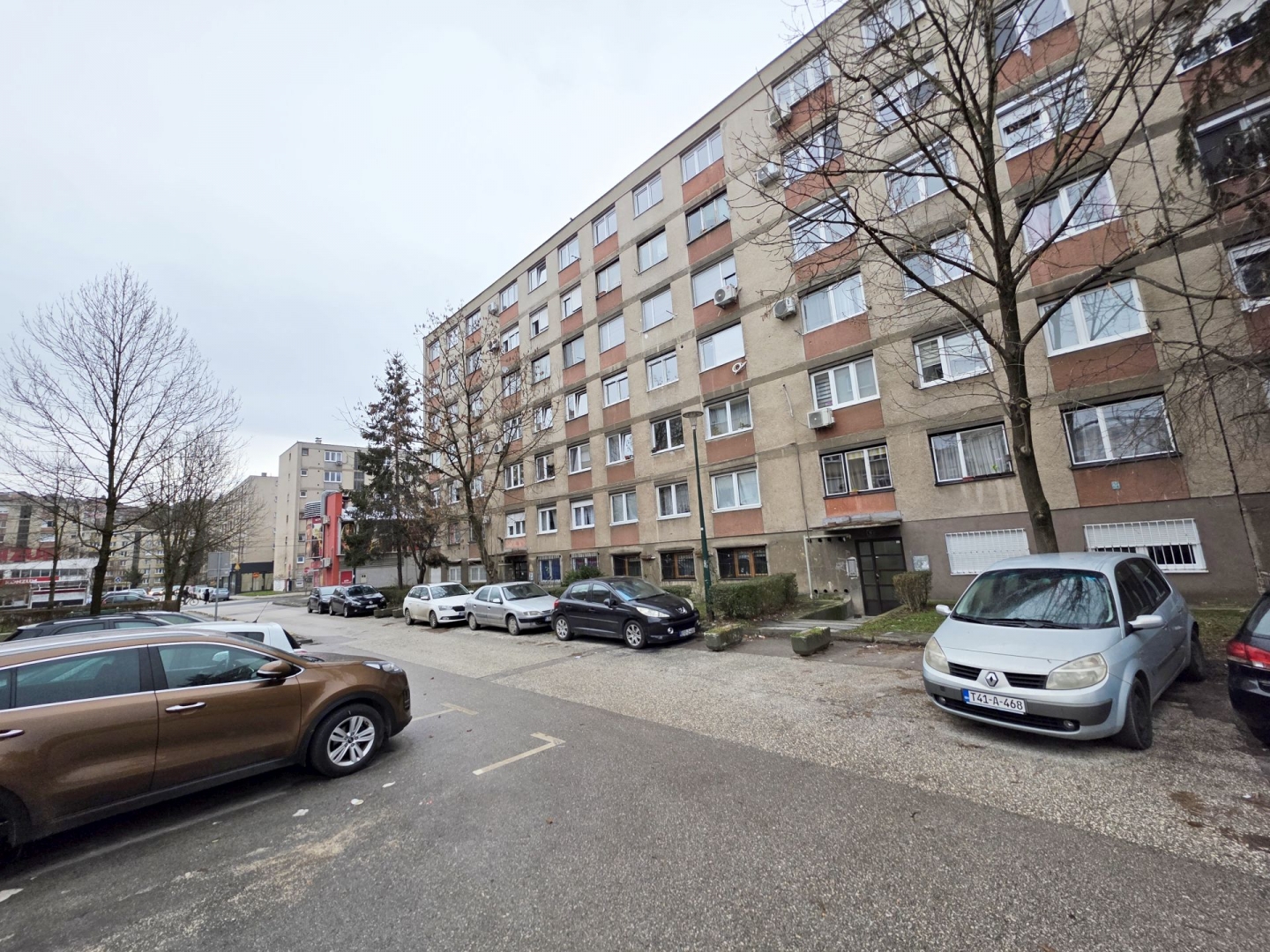 Čengić Vila, Gradačačka, 52m2, V sprat, balkon, centralno gradsko grijanje, 257.500KM.