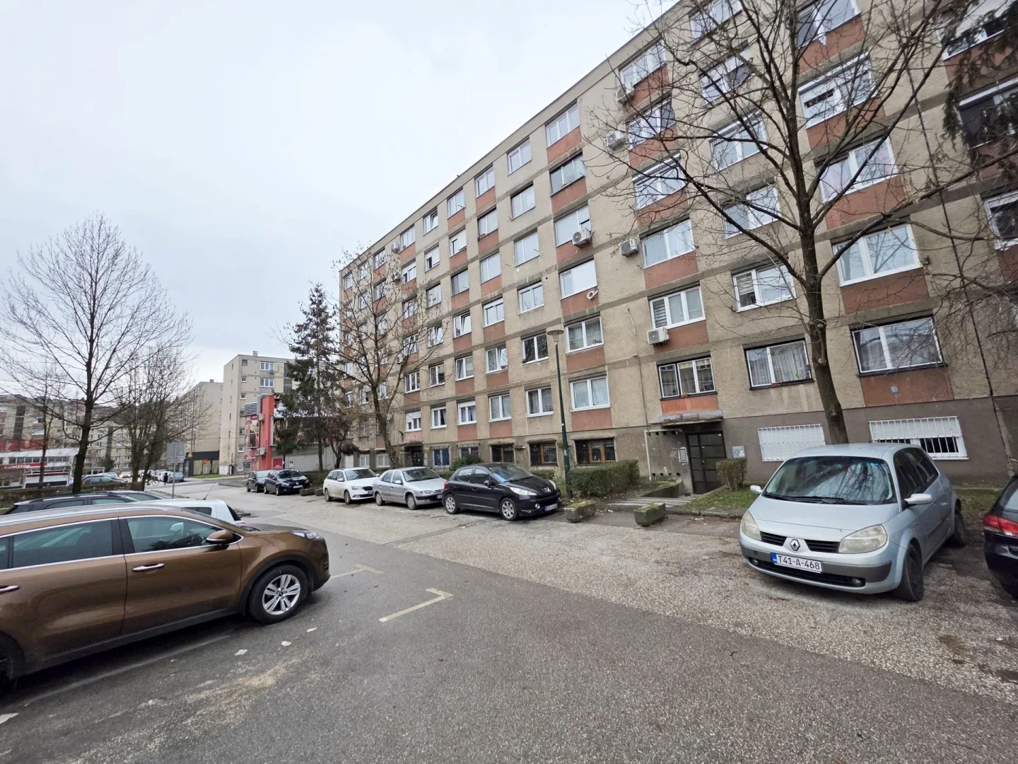 Čengić Vila, Gradačačka, 52m2, V sprat, balkon, centralno gradsko grijanje, 257.500KM.