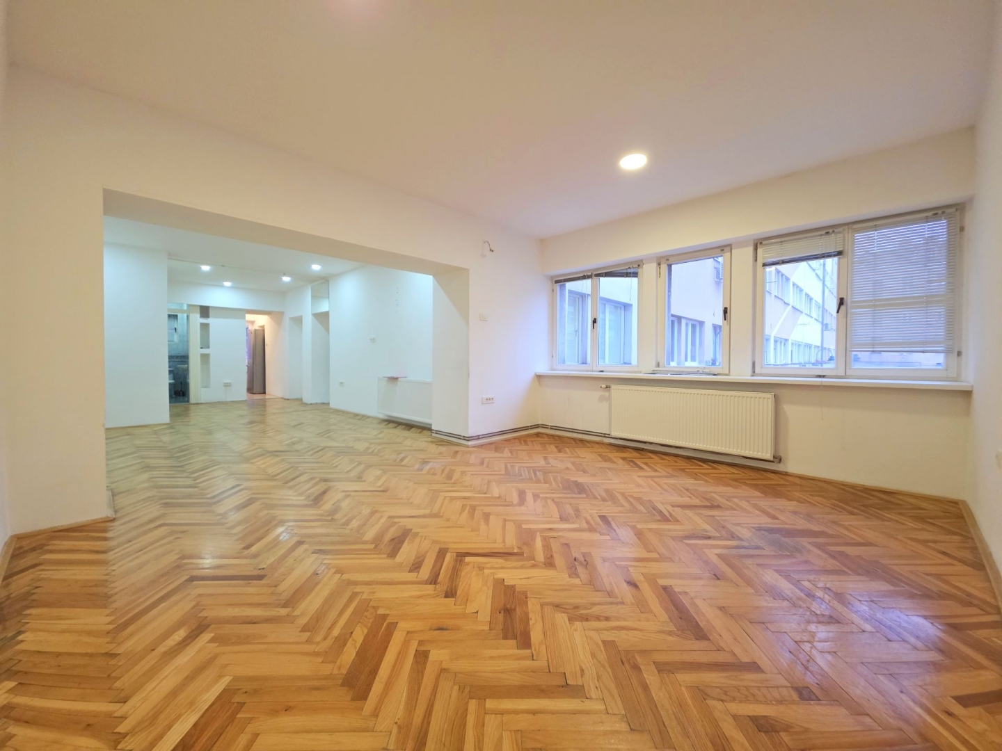 Centar, Branilaca Sarajeva, 83m2, četverosoban, I sprat, etažno plinsko grijanje, renoviran, 599.000KM.